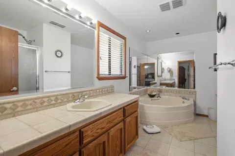 Bath - 7501 Fiesta Way, Redding, CA 96002 photo 5 of 8