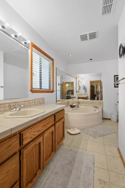 Bath - 7501 Fiesta Way, Redding, CA 96002 photo 6 of 8