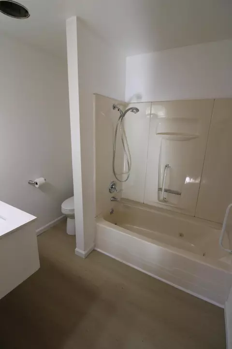 Bath - 3170 Quartz Hill Rd, Redding, CA 96003 photo 1 of 6