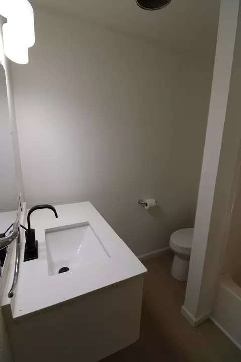 Bath - 3170 Quartz Hill Rd, Redding, CA 96003 photo 3 of 6