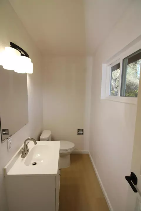 Bath - 3170 Quartz Hill Rd, Redding, CA 96003 photo 6 of 6