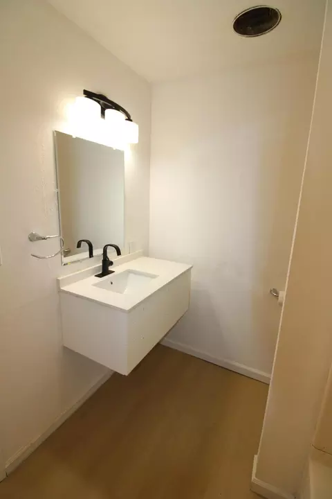 Bath - 3170 Quartz Hill Rd, Redding, CA 96003 photo 2 of 6