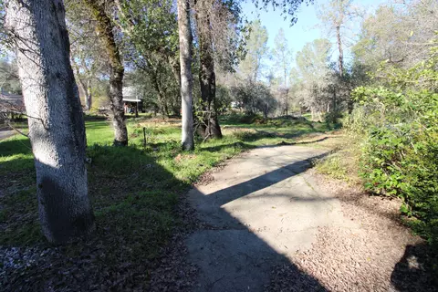 Exterior - 3170 Quartz Hill Rd, Redding, CA 96003 photo 18 of 24