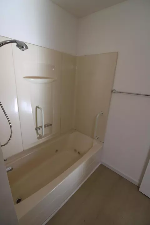 Bath - 3170 Quartz Hill Rd, Redding, CA 96003 photo 4 of 6