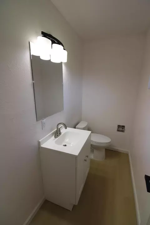 Bath - 3170 Quartz Hill Rd, Redding, CA 96003 photo 5 of 6