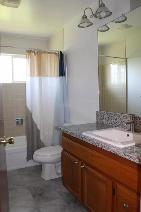 Bath - 805 Hasvold Dr, Red Bluff, CA 96080 photo 2 of 2