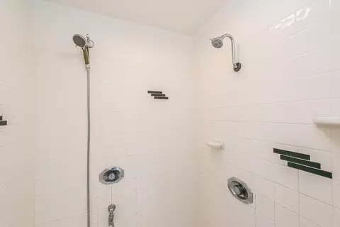 Bath - 366 River Park Dr, Redding, CA 96003 photo 3 of 4