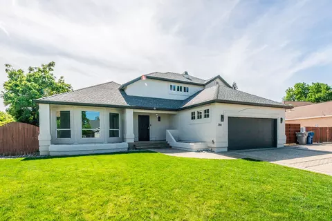 366 River Park Dr, Redding, CA 96003