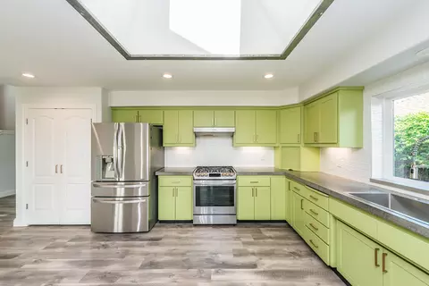 Kitchen - 366 River Park Dr, Redding, CA 96003 photo 4 of 4