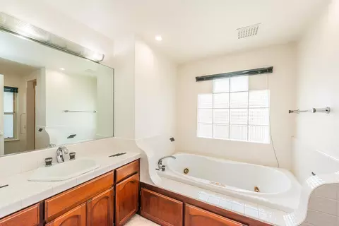 Bath - 366 River Park Dr, Redding, CA 96003 photo 2 of 4