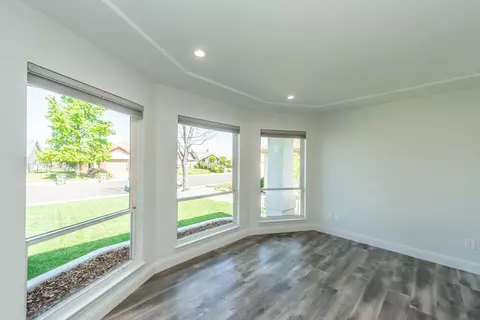 Living - 366 River Park Dr, Redding, CA 96003 photo 5 of 5