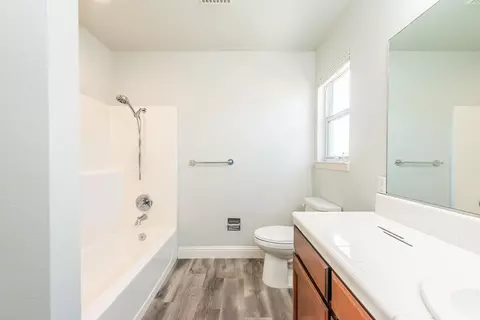 Bath - 366 River Park Dr, Redding, CA 96003 photo 4 of 4