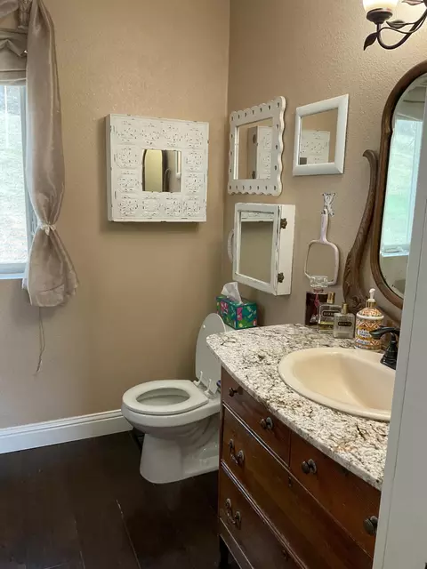 Bath - 9390 Platina Rd, Igo, CA 96047 photo 2 of 7