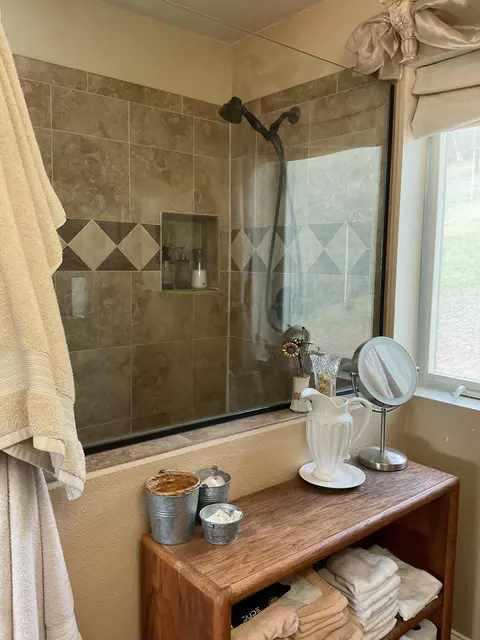 Bath - 9390 Platina Rd, Igo, CA 96047 photo 3 of 7