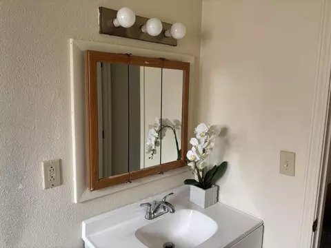 Bath - 3540 Ricardo Ave, Redding, CA 96002 photo 1 of 3