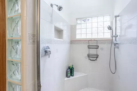 Bath - 4410 Wells Ave, Dunsmuir, CA 96025 photo 2 of 4