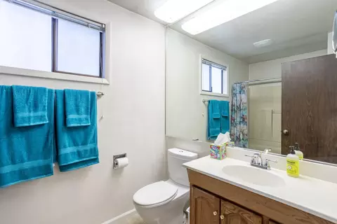 Bath - 4410 Wells Ave, Dunsmuir, CA 96025 photo 3 of 4