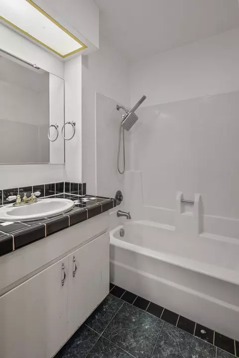 Bath - 3985 Cirrus St, Redding, CA 96002 photo 2 of 3