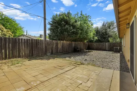 Exterior - 3985 Cirrus St, Redding, CA 96002 photo 3 of 7