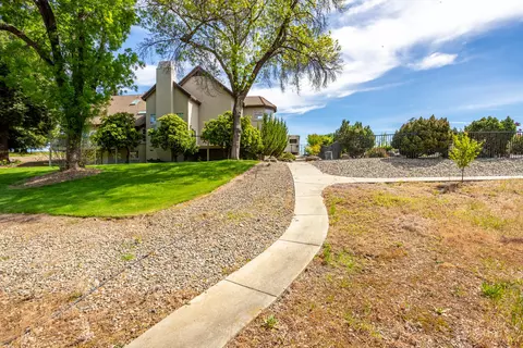 Exterior - 8826 Heritage Ct, Redding, CA 96001 photo 9 of 20
