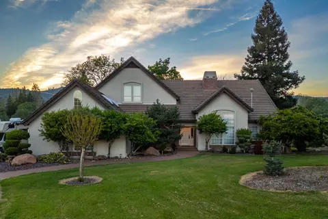 8826 Heritage Ct, Redding, CA 96001