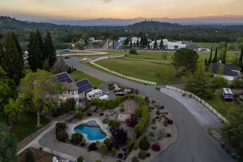 View/Area - 8826 Heritage Ct, Redding, CA 96001 photo 2 of 14