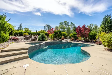 Exterior - 8826 Heritage Ct, Redding, CA 96001 photo 12 of 20