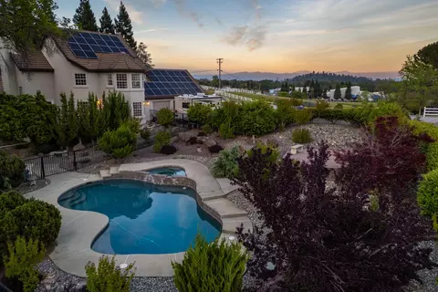 Exterior - 8826 Heritage Ct, Redding, CA 96001 photo 18 of 20