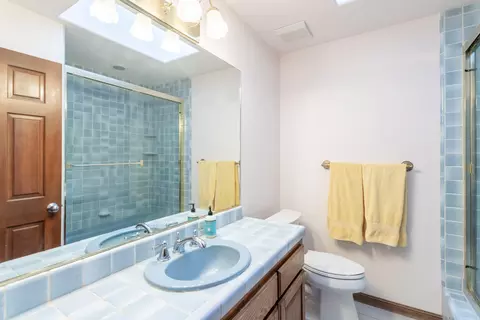 Bath - 8826 Heritage Ct, Redding, CA 96001 photo 7 of 7