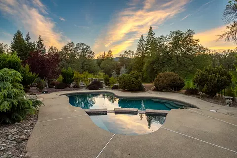 Exterior - 8826 Heritage Ct, Redding, CA 96001 photo 15 of 20