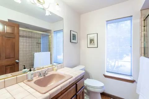 Bath - 8826 Heritage Ct, Redding, CA 96001 photo 5 of 7