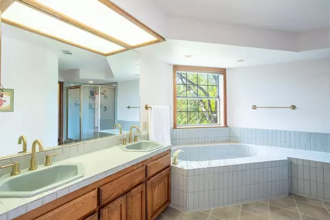 Bath - 8826 Heritage Ct, Redding, CA 96001 photo 3 of 7