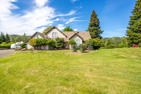 Exterior - 8826 Heritage Ct, Redding, CA 96001 photo 5 of 20