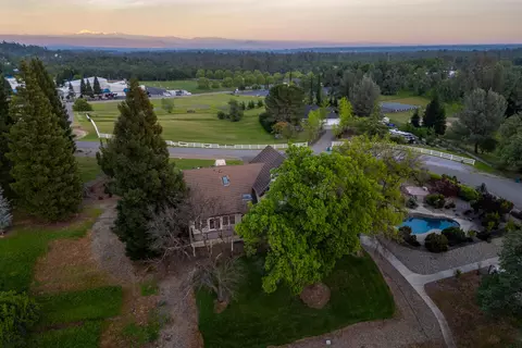 View/Area - 8826 Heritage Ct, Redding, CA 96001 photo 3 of 14
