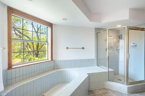 Bath - 8826 Heritage Ct, Redding, CA 96001 photo 2 of 7