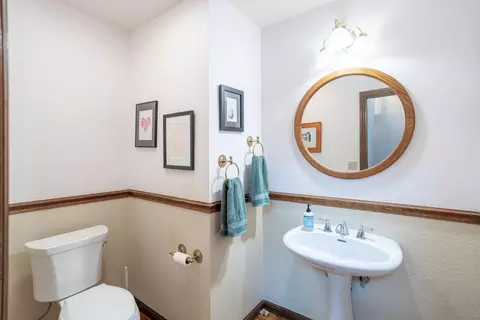 Bath - 8826 Heritage Ct, Redding, CA 96001 photo 6 of 7
