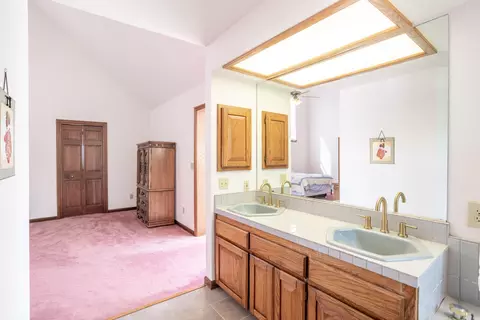 Bath - 8826 Heritage Ct, Redding, CA 96001 photo 4 of 7
