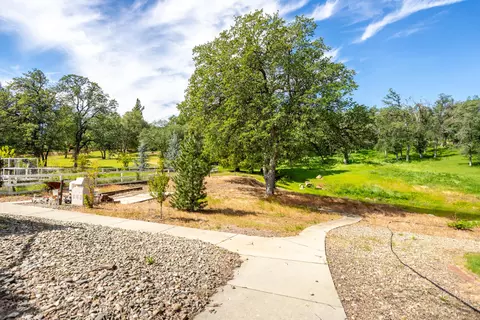 Exterior - 8826 Heritage Ct, Redding, CA 96001 photo 10 of 20