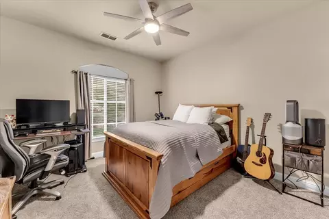 Bedroom - 15202 Ledgewood Dr, Redding, CA 96001 photo 3 of 3