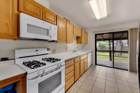 Kitchen - 920 Dumosa Dr, Red Bluff, CA 96080 photo 2 of 4