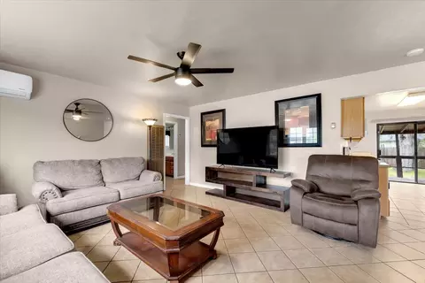 Living - 920 Dumosa Dr, Red Bluff, CA 96080 photo 2 of 3