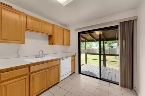 Kitchen - 920 Dumosa Dr, Red Bluff, CA 96080 photo 3 of 4