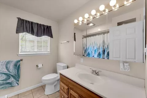 Bath - 920 Dumosa Dr, Red Bluff, CA 96080 photo 1 of 2