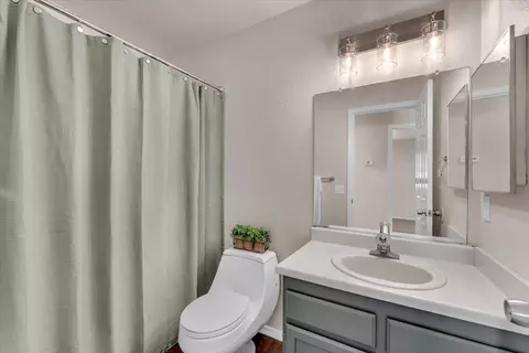 Bath - 2907 Pawnee Ct, Redding, CA 96001 photo 3 of 3