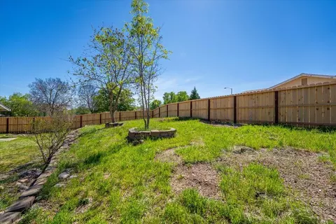 Exterior - 2907 Pawnee Ct, Redding, CA 96001 photo 16 of 24