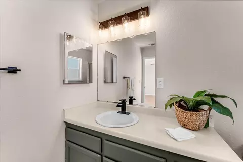 Bath - 2907 Pawnee Ct, Redding, CA 96001 photo 1 of 3