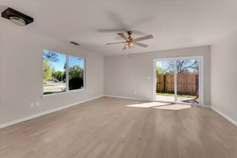 Living - 2907 Pawnee Ct, Redding, CA 96001 photo 2 of 5