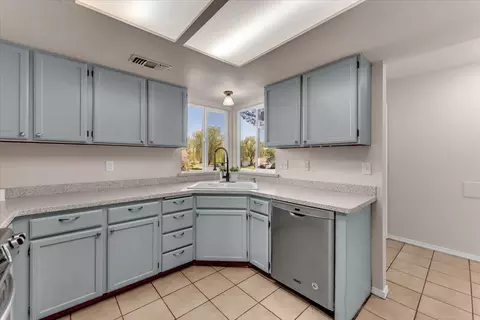 Kitchen - 2907 Pawnee Ct, Redding, CA 96001 photo 2 of 5