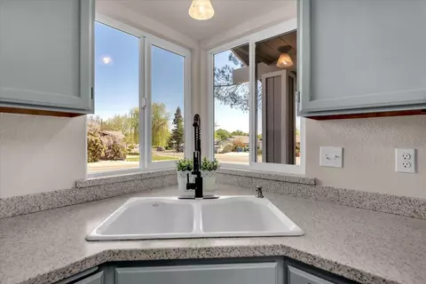 Kitchen - 2907 Pawnee Ct, Redding, CA 96001 photo 3 of 5