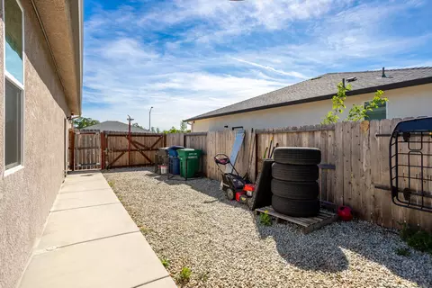 Exterior - 1376 Fitz Pl, Redding, CA 96003 photo 5 of 9
